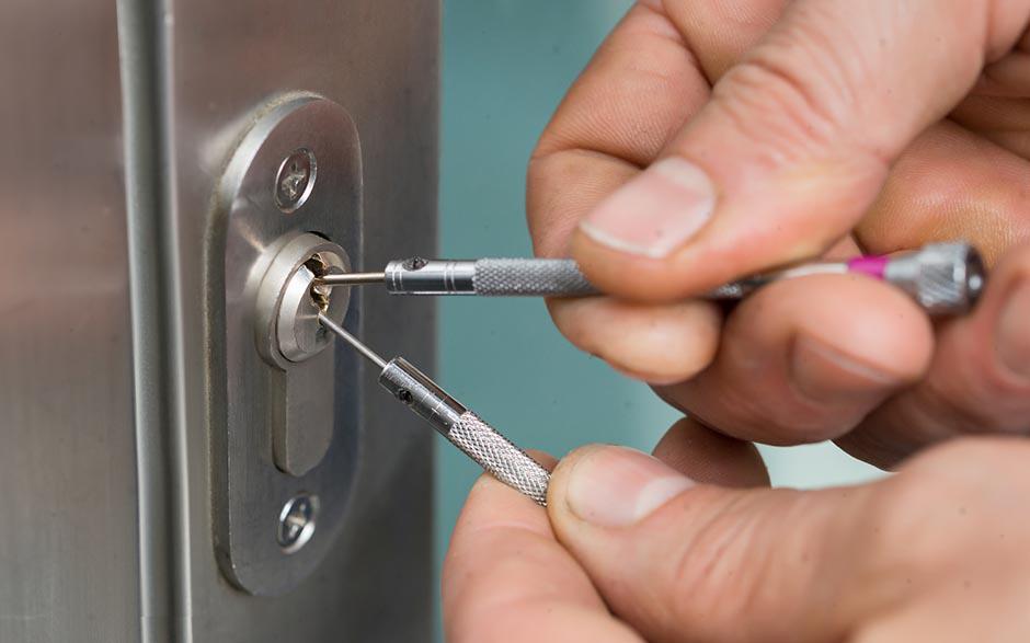 changement de serrure porte blindée prix Versailles